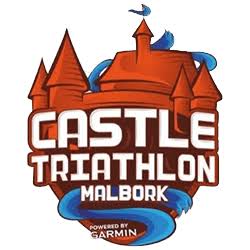 Logo zawodów sportowych z rysunkiem ceglanego zamku w tle. Główny napis głosi „CASTLE TRIATHLON MALBORK”. Pod nim widnieje mniejszy dopisek „POWERED BY GARMIN”. Zamek opasany jest niebieską, falującą wstęgą imitującą wodę.